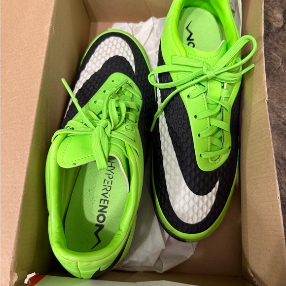 Nike Shoes - Nike Hypervenom Phelon IC